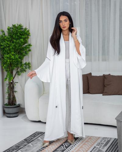 عباية اوف وايت بتطريز اسود
