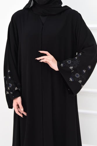 عباية كريب ملكي بتفاصيل تطريز ذهبي وكحلي على الكم