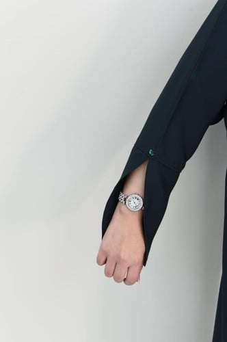 عباية بلون زمردي مع كسرات ومزينة بفصوص الكريستال