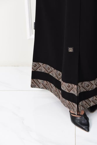 عباية كاجوال بتفاصيل بروكار أنيقة