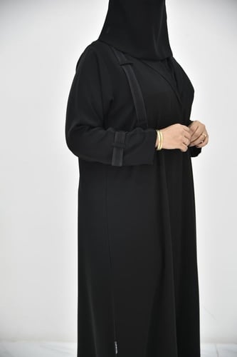 عباية كاجوال بخامة حريرية وشريط تطريز أنيق