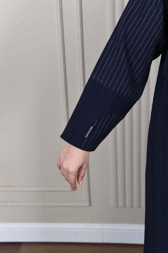 عباية كحلية بتفاصيل مقلمة