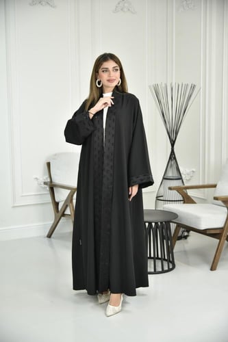 عباية كريب بياقة مطرزة وأكمام فريدة