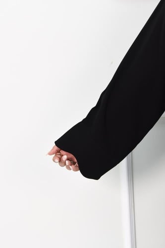 عباية سادة بحواف منحنية على الصدر والاكمام