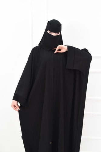 عباية كريب نص بشت بخطوط ناعمة وكم مقلوب