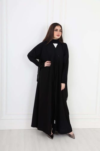 عباية باللون الاسود باكمام مزينة بازرار