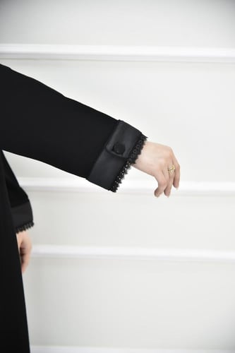 عباية كريب بياقة وأكمام مميزة