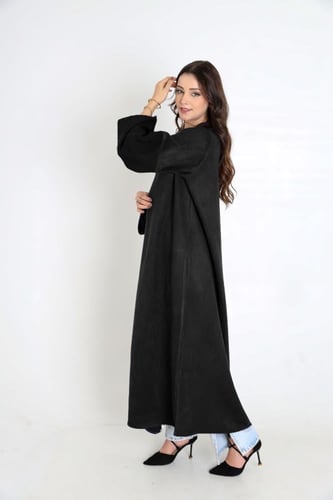 عباية سوداء شتوية وأنيقة