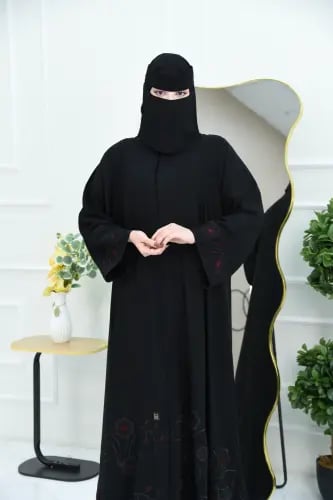 عباية سوداء بتطريز عنابي وأسود