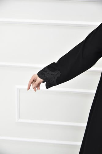 عباية كلوش بلمسة من الدانتيل