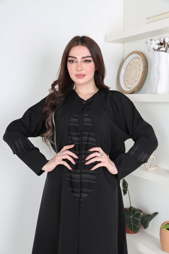 عباية كريب أنيقة مزينة بقماش مقلم