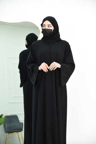 عباية مناسبات سوداء بأكمام مطرزة وحواف مموجة