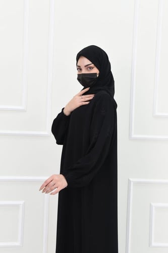 عباية سوداء بأكمام زم مطرزه بالأسود
