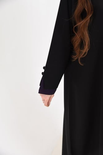 عباية سوداء كريب كاجوال بلمسة بنفسجية أنيقة