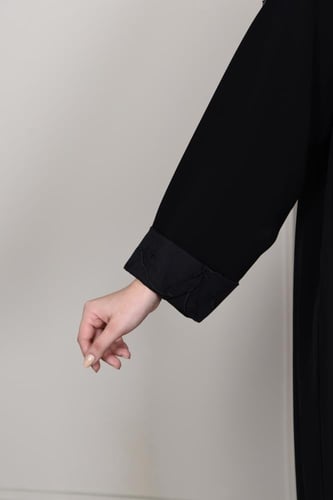 عباية ناعمة مزينة بدانتيل مطرز وأكمام مقلوبة