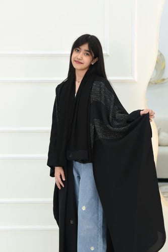 عباية بناتي بقماش العودة مقلمة بالأبيض