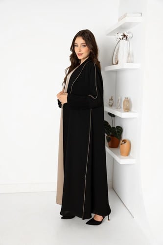 عباية سوداء بفستان داخلي متناسق بلون بيج