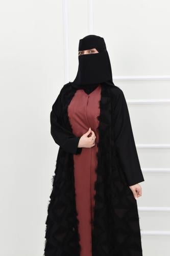 عباية بتفاصيل قماش عودي مع شراشيب حريرية