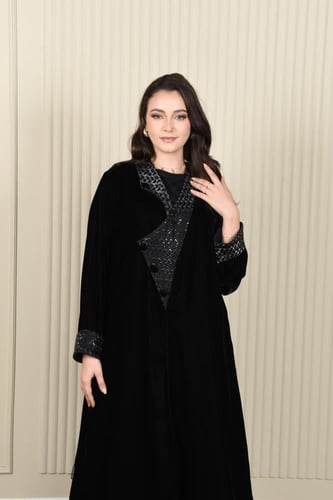 عباية مخملية بتفاصيل جلد لأناقة شتوية دافئة