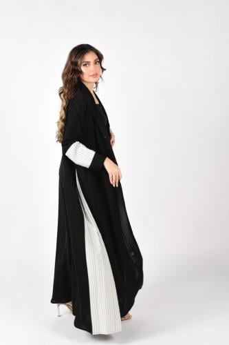 عباية سوداء بتفاصيل بيضاء مقلمة بالأسود