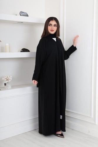 عباية باللون الاسود باكمام مزينة بازرار