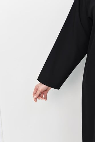 عباية كريب بقصة مميزة وكسرات أمامية