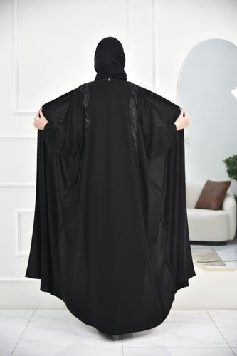 عباية نص بشت عباية بتفاصيل كلف مطرزة على الاكتاف