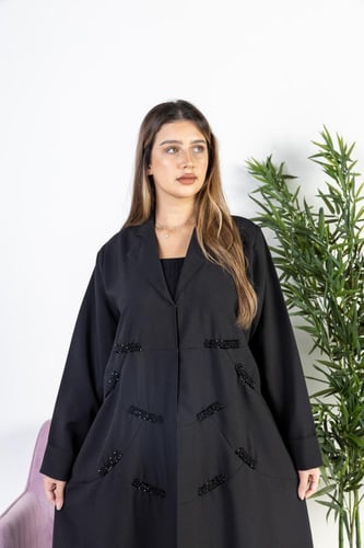 عباية سوداء مزينة بالخرز