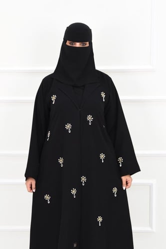 عباية كريب مرصعة بالفصوص الذهبية والكريستال