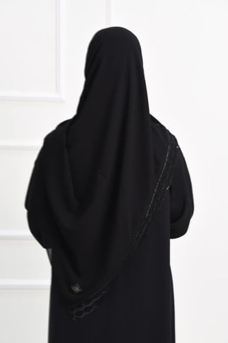 طرحة سوداء بكلفة مطرزة بالخرز على الحواف