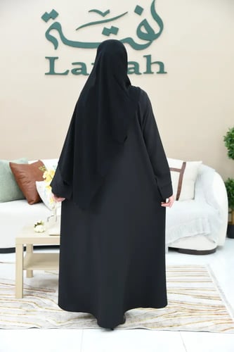 عباية سوداء بتطريز شك على الصدر والأكمام