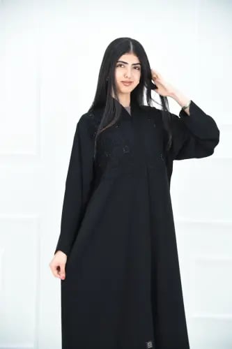 عباية سوداء نواعم بتطريز على الصدر