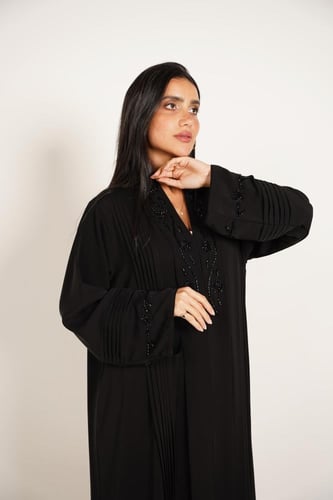 عباية بتطريز أنيق وكسرات ساحرة