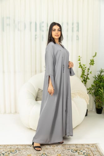 عباية رمادية مع كسرات ومزينة بفصوص الكريستال