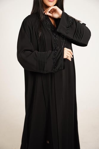 عباية بتطريز أنيق وكسرات ساحرة