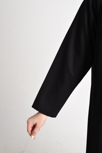 عباية فخمة بتطريز راقٍ يزيّن الجانب الأيسر بألوان...