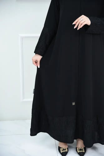 عباية حرير نواعم سوداء بتطريز ورود أسود