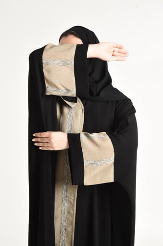 عباية بمزيج متناغم من الأسود والبيج بستايل نصف بشت