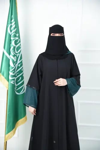 عباية اليوم الوطني سوداء بلمسة خضراء