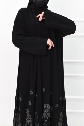 عباية بتفاصيل تطريز ذهبي وأسود