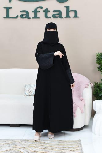 عباية سوداء بأكمام جاكار مفتوحة