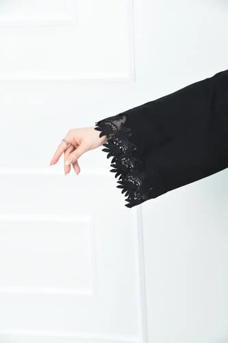 عباية كريب بأكمام دانتيل