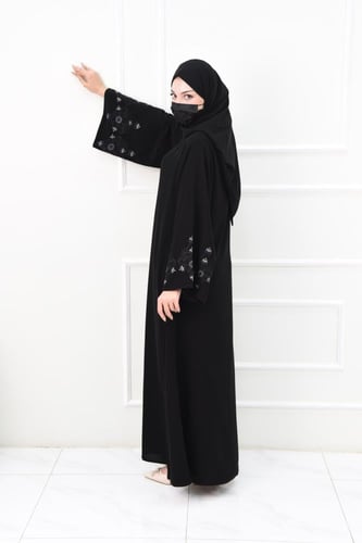 عباية كريب ملكي بتفاصيل تطريز ذهبي وكحلي على الكم