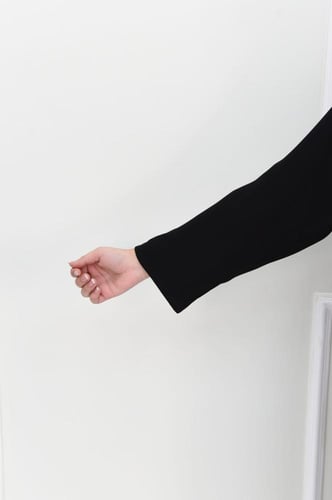 عباية بتطريز ذهبي انيق واكمام بف