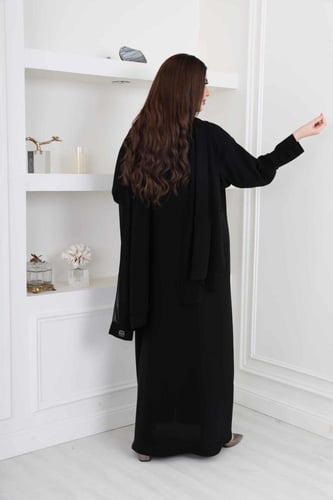 عباية باللون الاسود باكمام مزينة بازرار