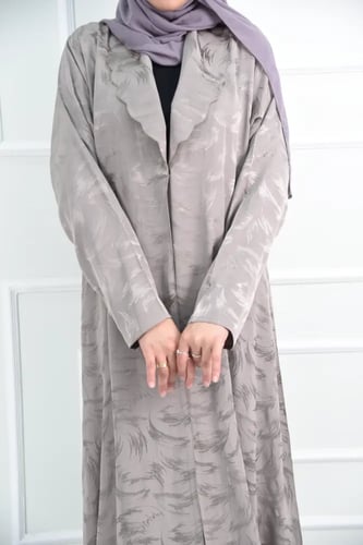 عباية بيج بنقشات ذهبية بتصميم كول شال أنيق