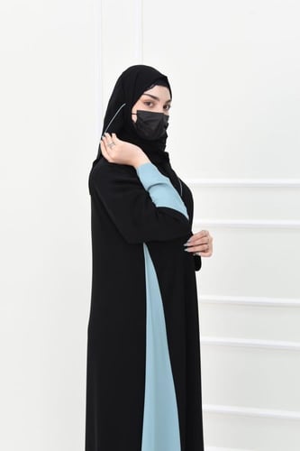 عباية كلوش سوداء مع تفاصيل تركواز أنيقة