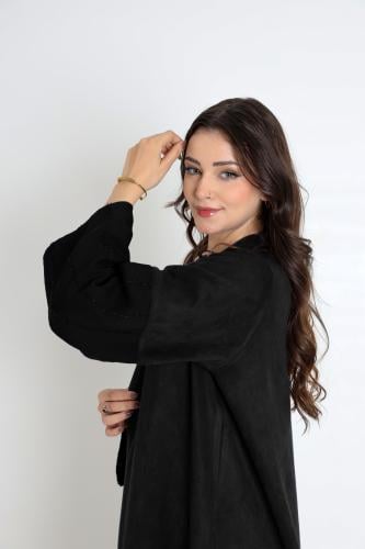 عباية سوداء شتوية وأنيقة