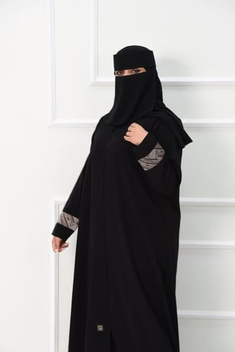 عباية كاجوال بتفاصيل بروكار أنيقة