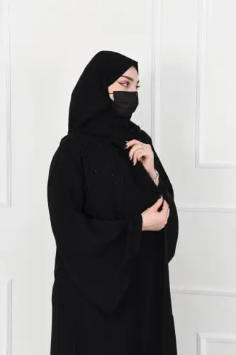 عباية سوداء بتطريز شك على الصدر والأكتاف
